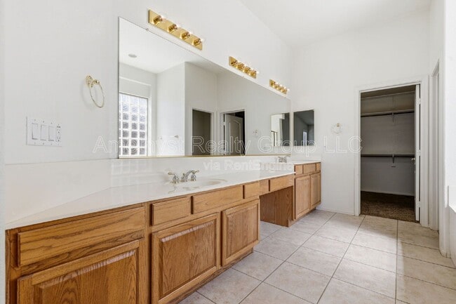 Building Photo - 7017 W Greenbriar Dr