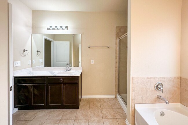 Building Photo - Stunning 5BD, 2 1/2 BTH Home Seconds away from John Kilpatrick Turnpike in YUKON!