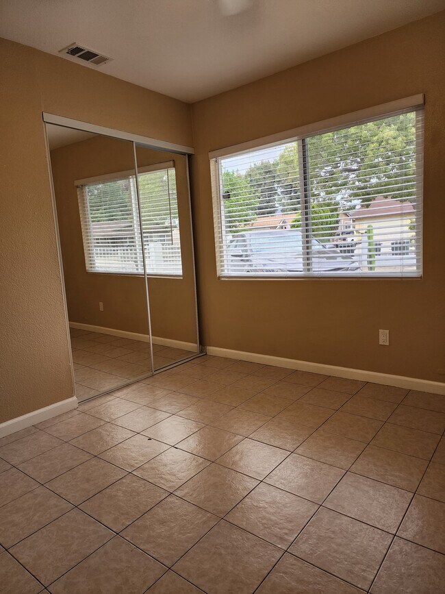 Building Photo - 504 Carlsbad St