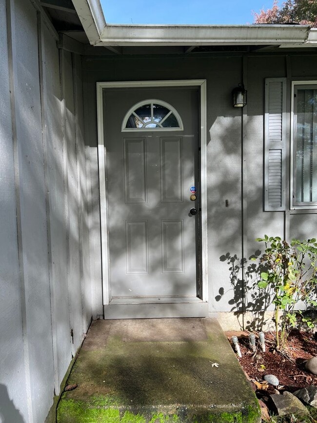 Building Photo - 2 bedroom 1 bath duplex with a garage!