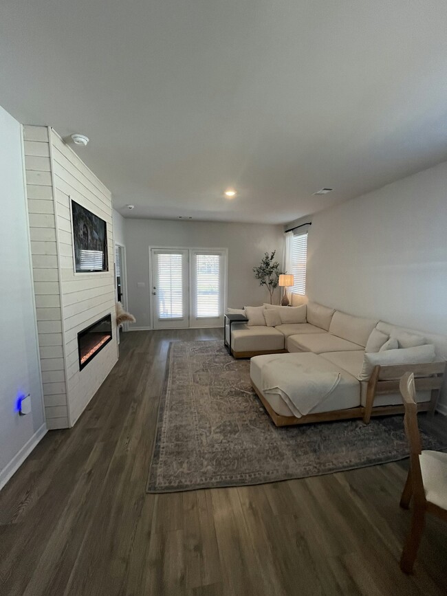 Building Photo - 2370 Quinn Dr