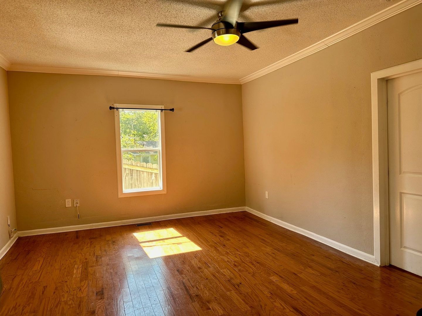 Building Photo - 907 Avenue A