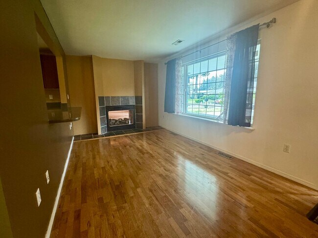 Building Photo - Charming 3-Bedroom Home in Lakewood with Spacious Yard & Modern Comforts