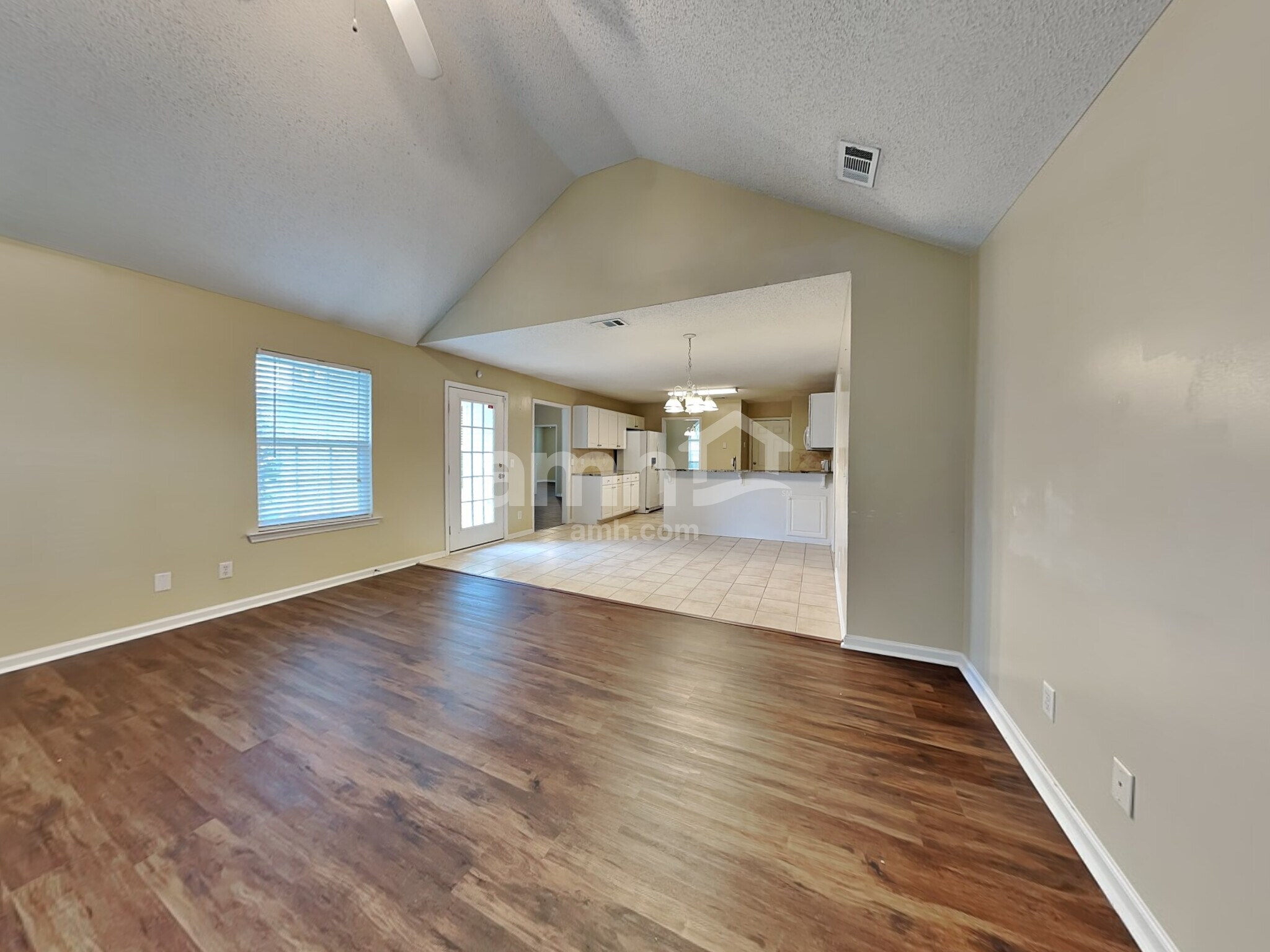 Building Photo - 420 Roberts Way