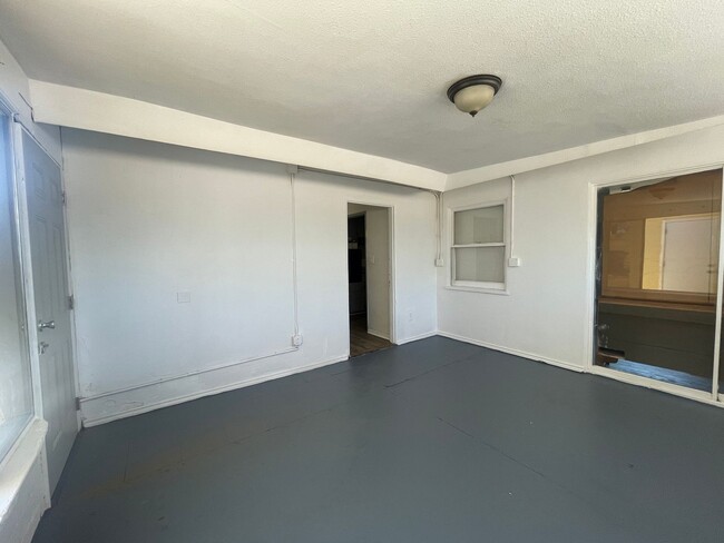 Building Photo - Quartz Hill 3 Bedroom 2 Bathroom