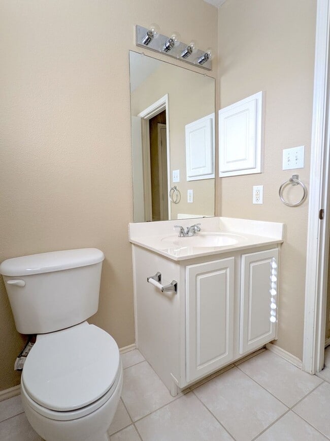 Building Photo - Lovely townhome