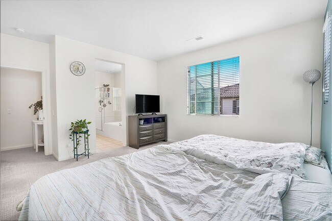Building Photo - Beautiful 5 Bedroom Custom-Built Home in C...