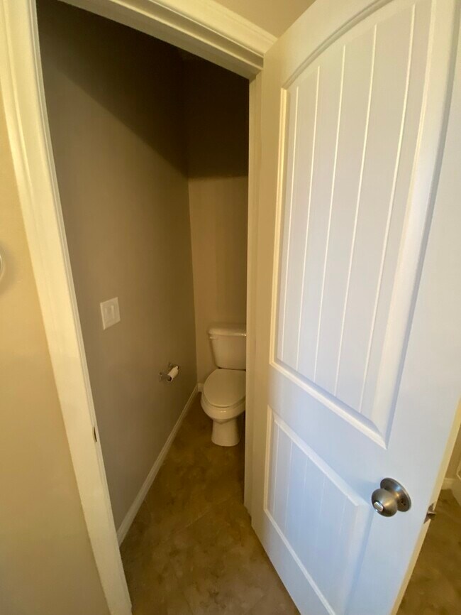 Building Photo - Spacious 4-Bed, 3-Bath Home in Southwest L...