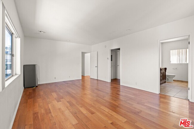Building Photo - 3962 Oakfield Dr