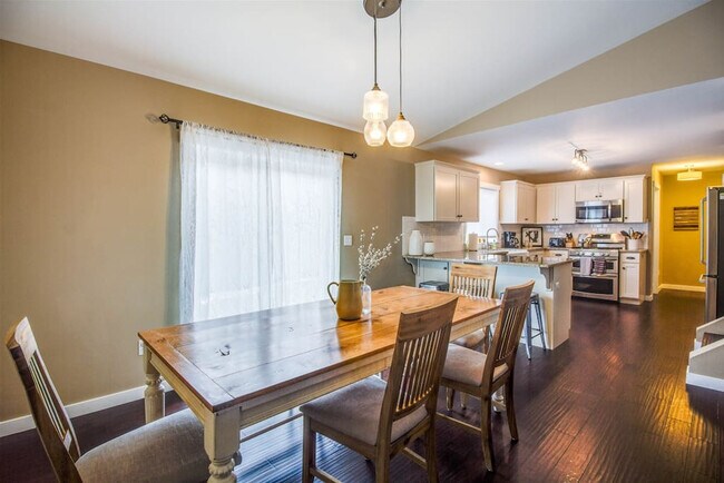 Building Photo - 525 SE Gleneden Place