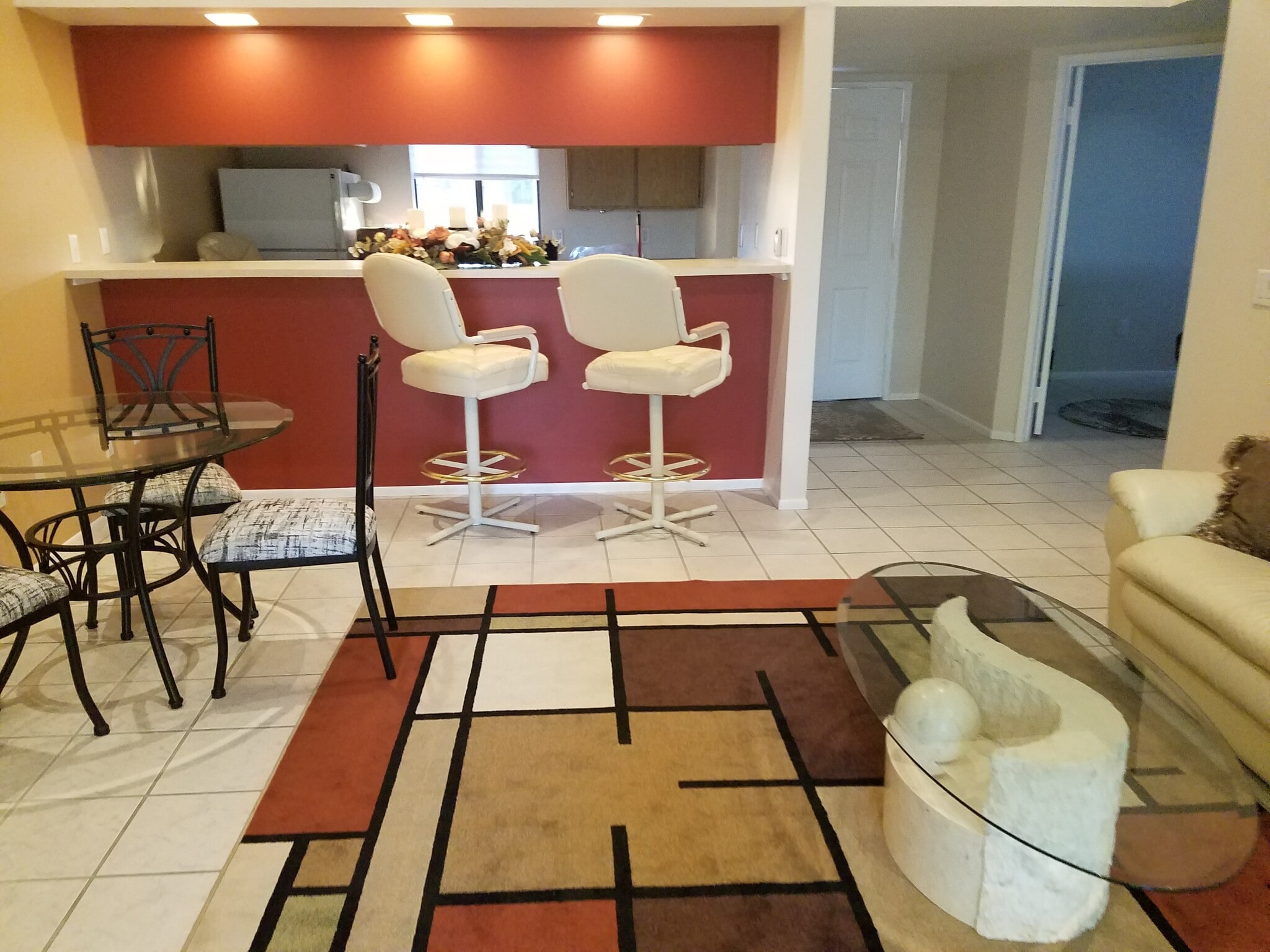 Entrance and kitchen counter - 77402 Preston Trl