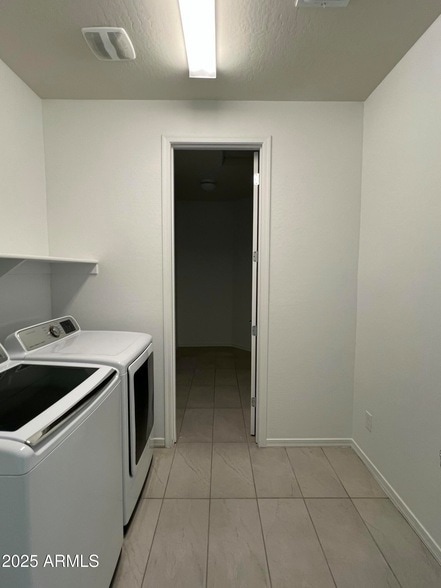 Building Photo - 8757 W Rancho Dr