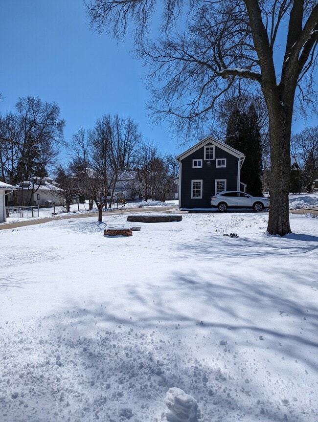 Building Photo - 837 W Stephenson St