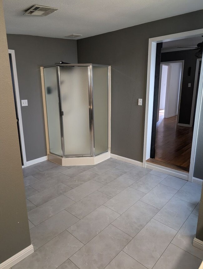 Building Photo - Large Family Home