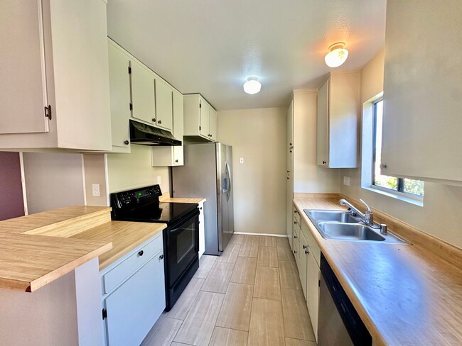 Building Photo - Spacious 2 Bedroom Condo with Garage in No...