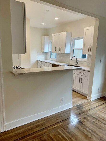 Building Photo - 642 N Genesee Ave