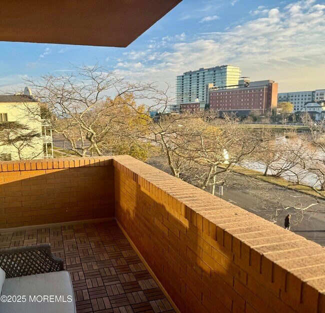 Building Photo - 321 Sunset Ave