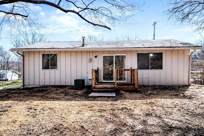 Building Photo - Beautifully Renovated 3 Bedroom Home in KCK Available Now!  1st Month's Rent is FREE!