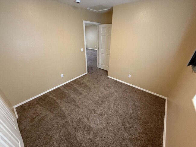 Building Photo - Newly Renovated Ground Level Orchards 2-be...