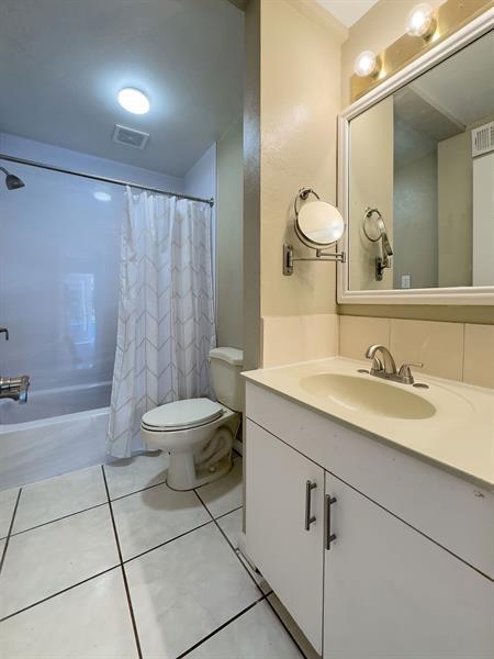 Building Photo - 902 NE 34th St