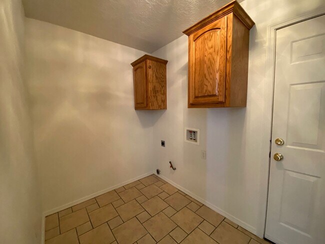 Building Photo - Great location with easy highway access.