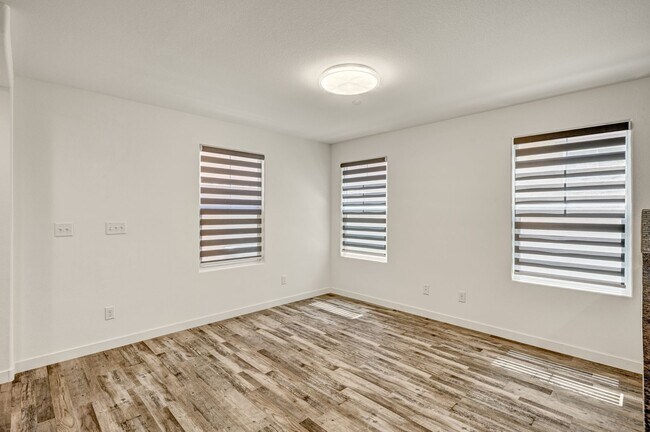 Building Photo - Exquisite Townhome - Life of luxury