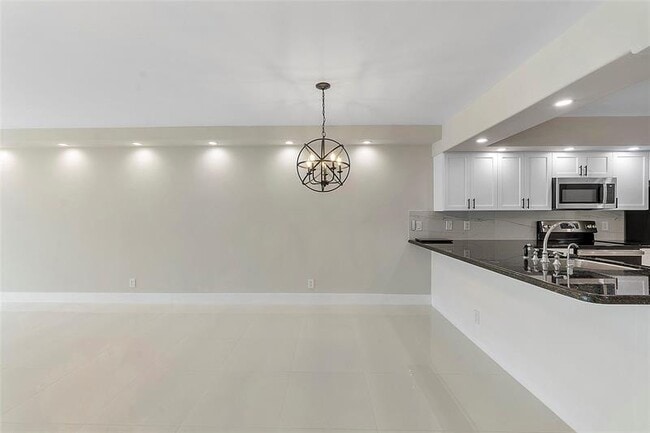 Building Photo - 605 Oaks Dr