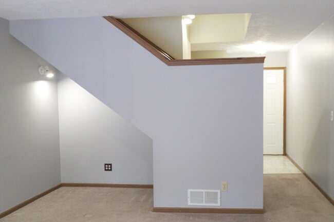 Building Photo - 296 Wintergreen Dr