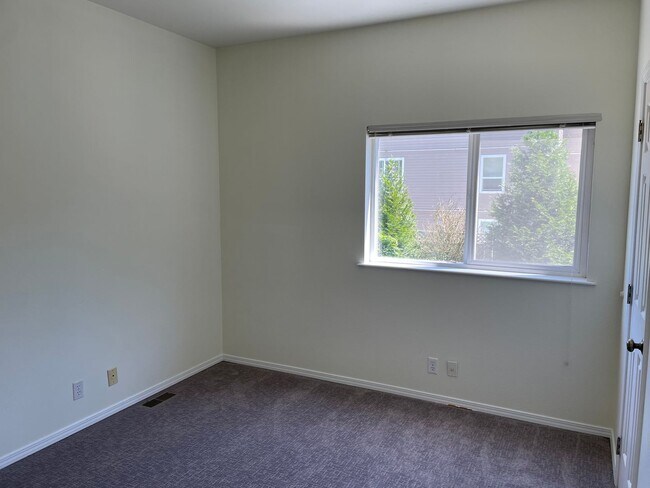 Building Photo - Spacious 3-Bed, 3-Bath Maple Leaf Home