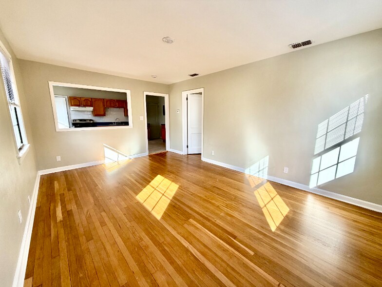 Building Photo - 1843 Hubbard St