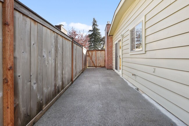 Building Photo - Move in ready! Charming Duplex in Tumwater...