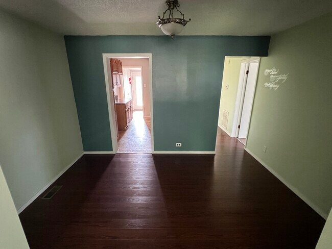 Building Photo - 121 Flower Ave