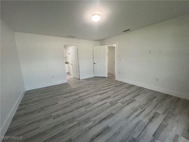Building Photo - 609 NW 37th Ave