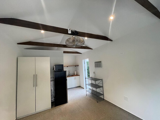 Building Photo - 1005 Cortez St