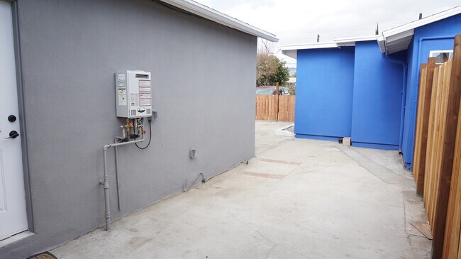 Building Photo - 10065 Arleta Ave