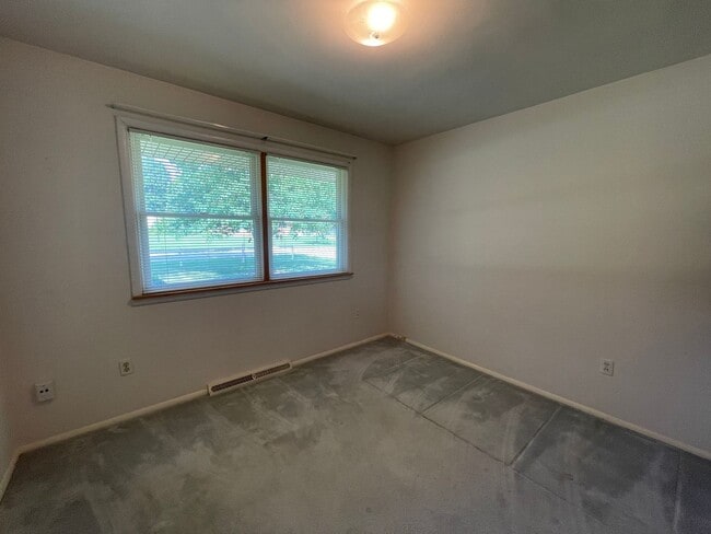 Building Photo - Three Bedroom Home in Richland