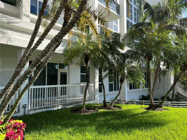 Building Photo - 10275 Collins Ave
