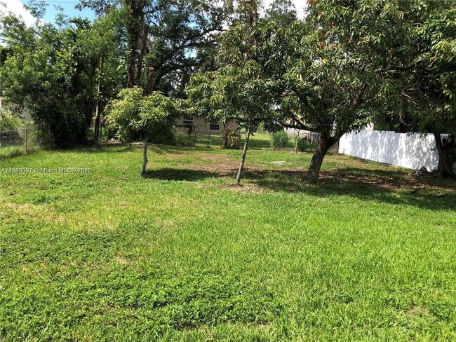 Building Photo - 4120 SW 25th St