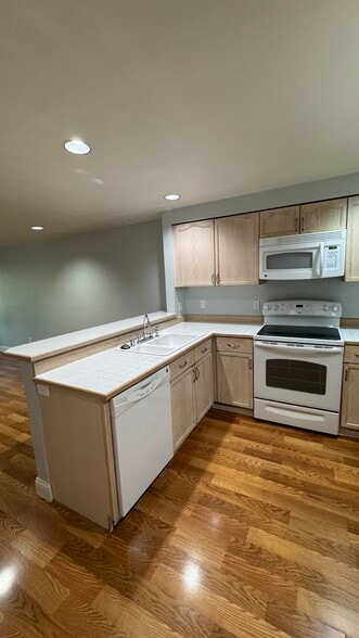 Kitchen - 15805 Waynita Way NE