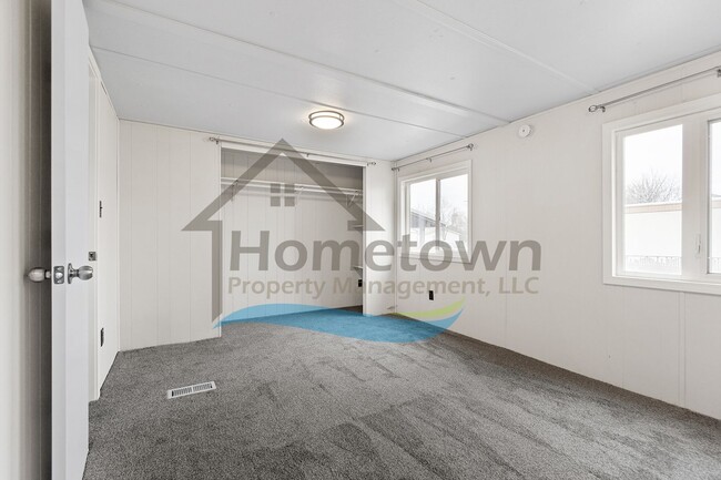 Building Photo - 2 Bedroom 1 Bath Home with Off-Street Park...