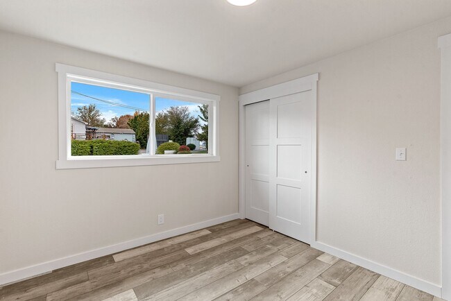 Building Photo - 460 N James Ave