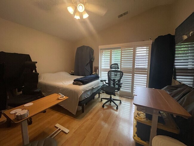 Building Photo - Fantastic East Davis 3 bedroom available for summer move in!
