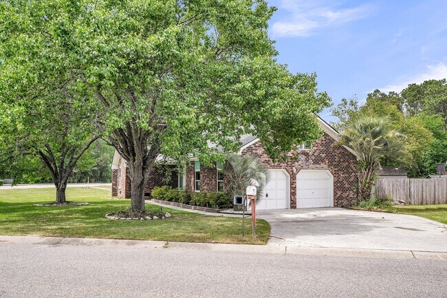 Building Photo - Comfortable Living with Modern Upgrades in Prime Goose Creek Location
