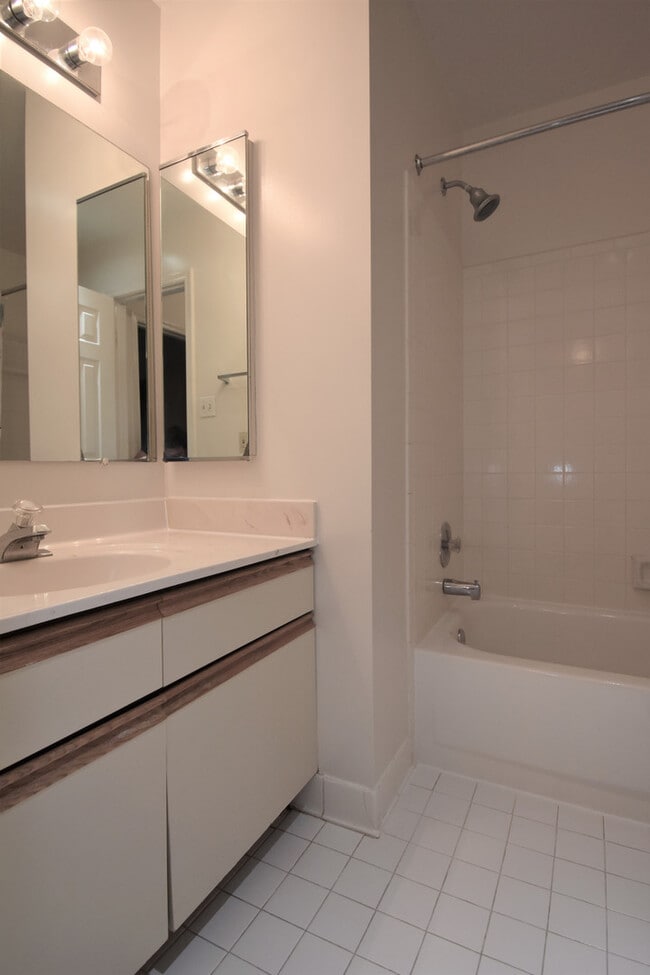 Building Photo - 3 Bedroom, 3.5 Bathroom Townhouse in North...