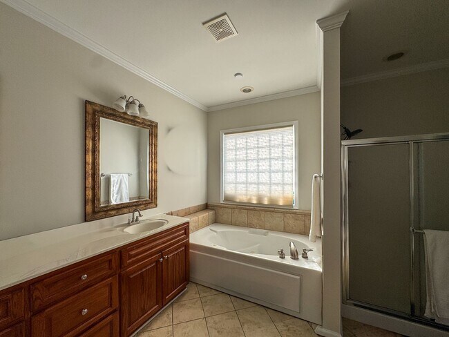 Building Photo - Well-Maintained 4 Bed 2.5 Bath Home with a Pool