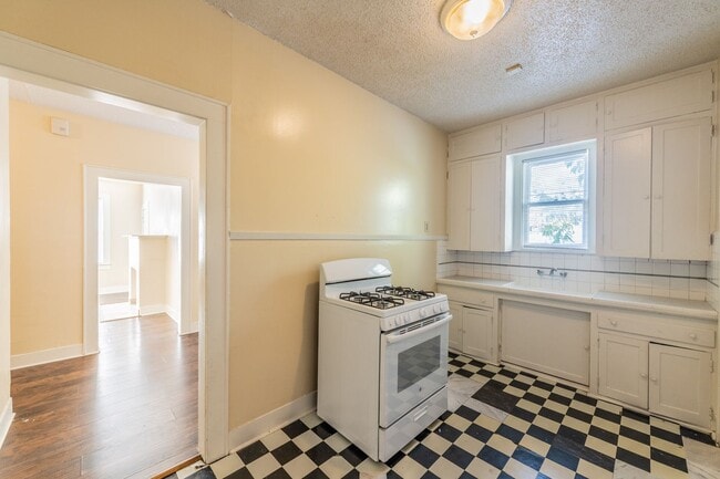 Building Photo - 327 Eleanor Ave