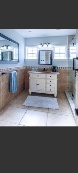 Building Photo - 6014 Hoover Ave