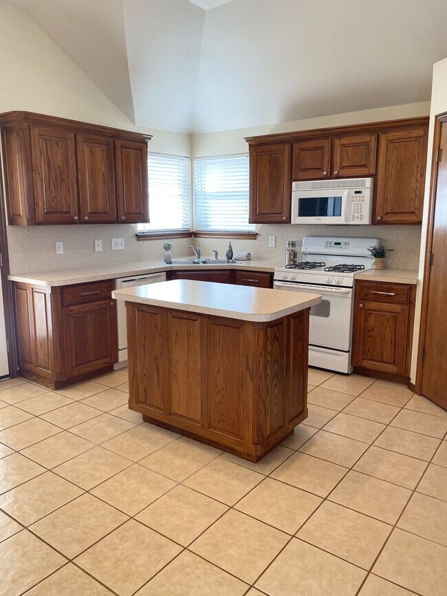 Building Photo - Beautiful 3 bed, 2 bath Home in East Moore with Bonus Room!
