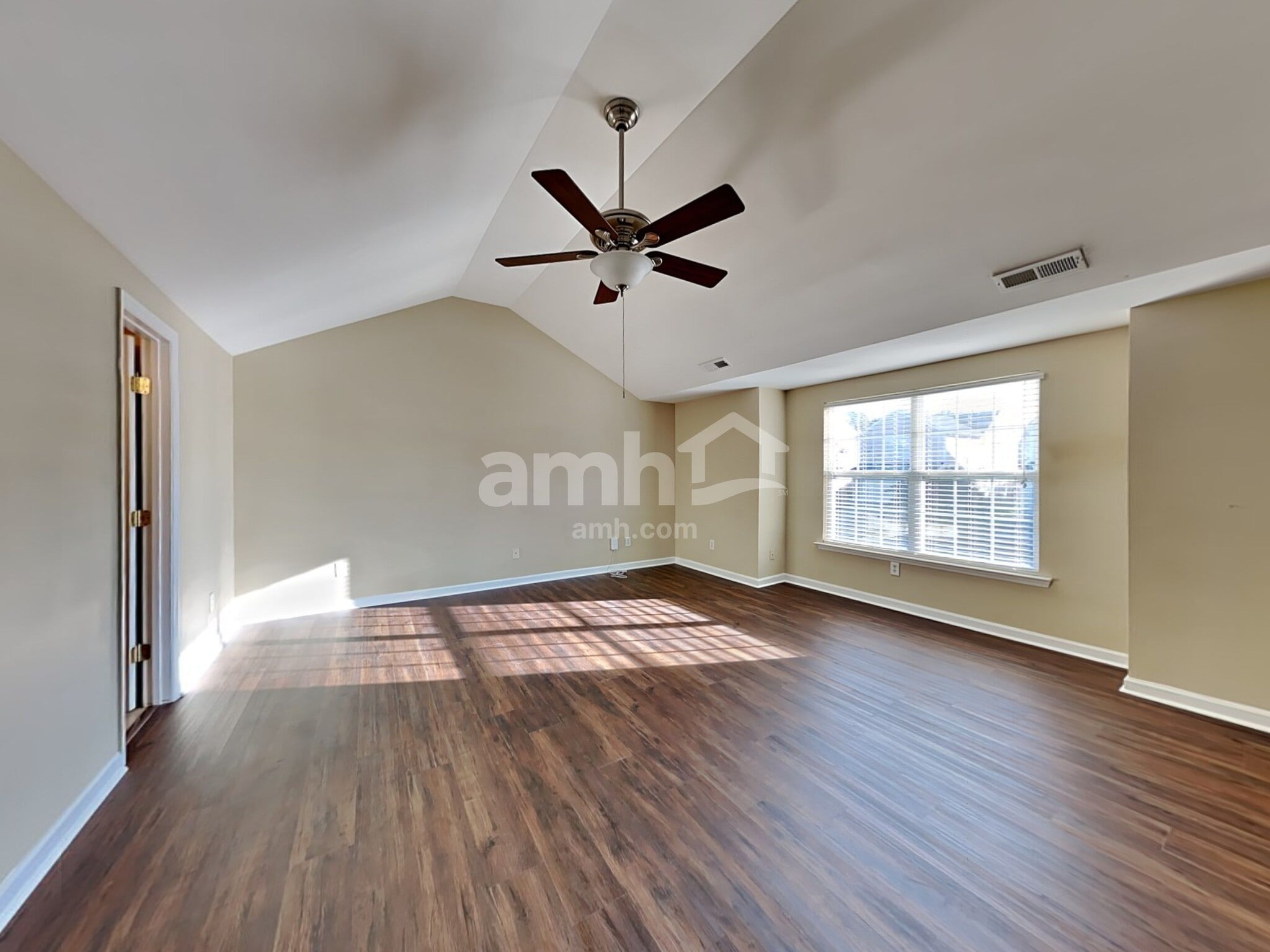 Building Photo - 1528 Pebble Ridge Dr