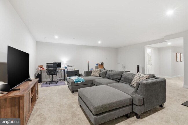 Building Photo - 60 Pratt Ln